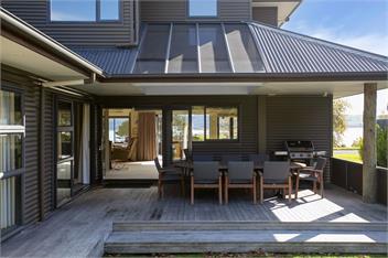 Spacious Lakefront Escape - Taupo