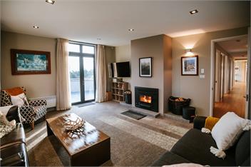 Mt Gold Retreat - Sleeps 8 - Spa Pool - Tennis Court - Wanaka