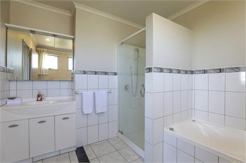 Top of the Lake - Spa Pool, Lake Views, Central to town - Taupo