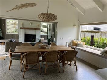 Matarangi Beach Retreat - 5 bdrms, walk to beach, outdoor bath & shower! - Matarangi
