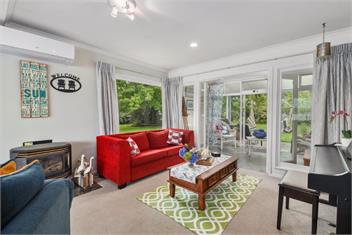 Lake Edge Holiday Home  .  - Rotorua