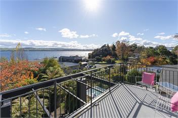 Bayview - Relax in the Hot Tub or Cross the Street to the Lake! - Taupo