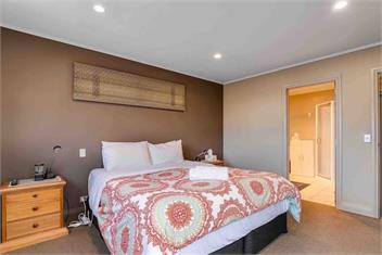 Stunning Lake and Mountain Views - Queenstown