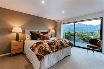 Korari House | Lake Views | Close to Town Centre | Sleeps 10 - Wanaka
