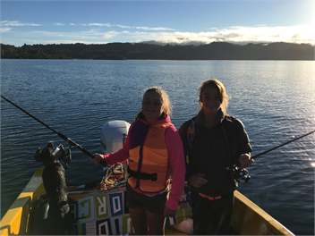 LAKE EDGE MINT BACH Available King's Birthday Weekend WITH JETTY - Rotorua