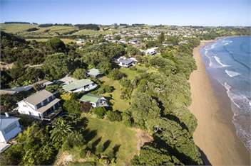 Coopers Beach Retreat- the black bach - Coopers Beach 0420