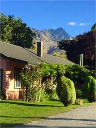 Historic Winter Ski Cottage/Summer River Cottage. - Queenstown