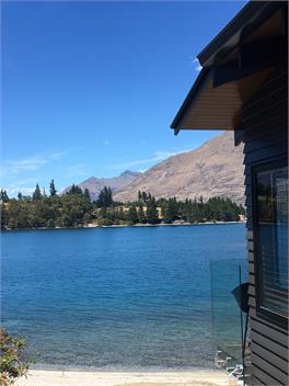 The Bay House - waterfront accommodation with hot tub - Queenstown