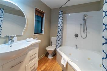 Overton Cottage (Bachcare) - Akaroa