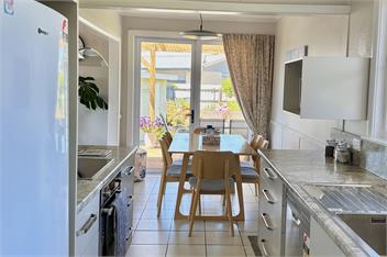 Large Sunny Home Close to It All - Relax & Explore - Nelson