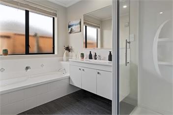 A Beach Hive at Papamoa Beach - 4 bedrooms - Tauraga