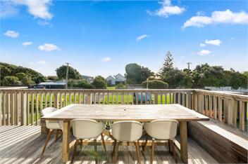 Beachside Sanctuary – Otaki Beach Holiday Home - Otaki Beach