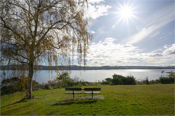 Spacious Lakefront Escape - Taupo
