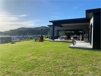 Mahia Bach with Spa - Mahia Beach