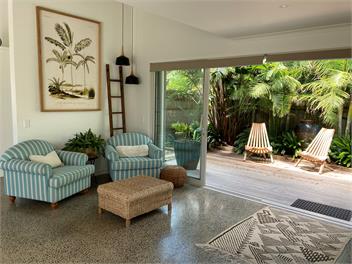 Matarangi Beach Retreat - 5 bdrms, walk to beach, outdoor bath & shower! - Matarangi