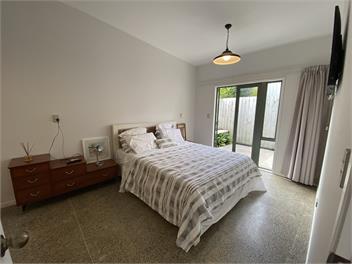 Experience a Kiwi beach holiday here, a couple of minutes walk to the sand - Whangaparaoa