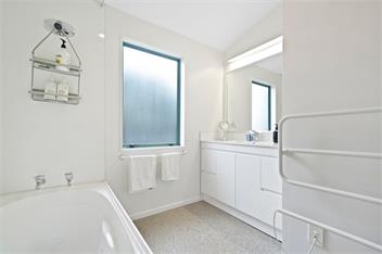 Beachfront Getaway (Bachcare) - Waikanae Beach