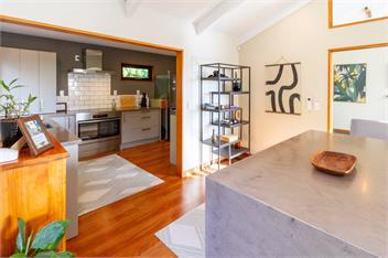 Architecturally-Designed Retreat with Spectacular Views - Christchurch