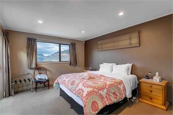Stunning Lake and Mountain Views - Queenstown
