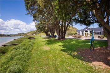 Awakino River Lodge - Coastal Romance - Historic - Spa Pool - Black Sand Beaches - Mokau