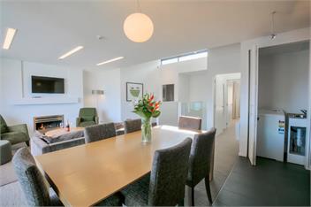 2BR/2BA Terrace Apt - Great Location & Amenities - Queenstown