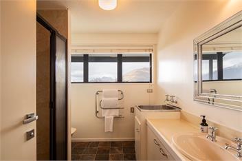 QT Paradise: Panoramic Views & Elegant Comfort - Queenstown
