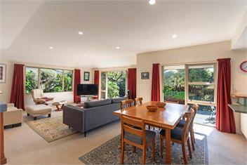 Casa Bella - Nelson City Holiday Home - The Wood, Nelson