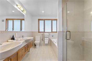 Omaio - TAUPO - Indoor Heated Pool, Spa Pool, Cinema Room, Lake Views - Taupo