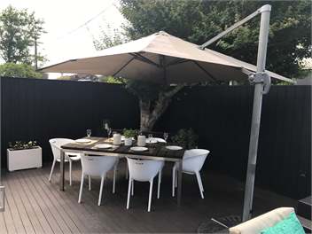 Entertainers delight close to beach - Auckland