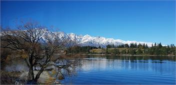 The Bay House - waterfront accommodation with hot tub - Queenstown