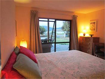 MOANANUI LODGE. Relax Heaven ! 15 sec stroll to beach Views frm every window - Banks Peninsula