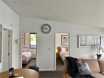 LakeLife Lake Front Apartment - Queenstown