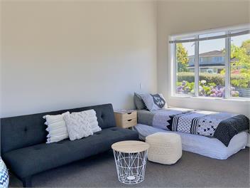 Large Sunny Home Close to It All - Relax & Explore - Nelson