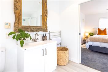 OCEAN BREEZE COTTAGE - Coast & Country - Waiheke Island