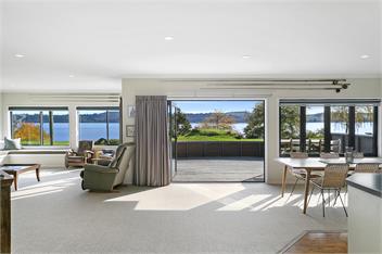 Spacious Lakefront Escape - Taupo