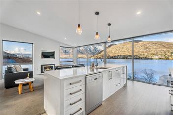 Luxurious Lakefront House with Panoramic Mountain Views - Queenstown