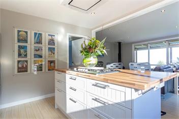 Private Cottage with Hot Tub & Amazing Lake Views - Queenstown