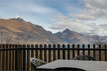 Lake and Mountain Views (Bachcare) - Queenstown