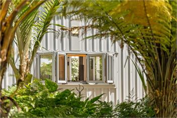The Grass is Greener Getaway - Private Hot Tub - Whangamata