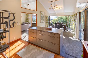 Architecturally-Designed Retreat with Spectacular Views - Christchurch