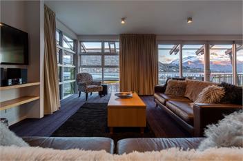 Queenstown Lakefront – 2BR Apt, Balcony & Parking - Queenstown