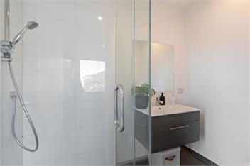 Lake Views on De La Mare Place, 3 BDR, Free Wi-Fi - Queenstown