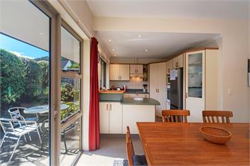 Casa Bella - Nelson City Holiday Home - The Wood, Nelson