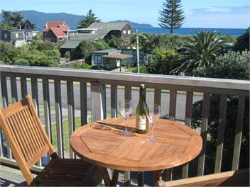 'Olde Beach Villa'  Waikanae. A wonderful ocean-view beach house - Waikanae