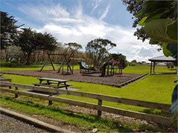 Ahipara Love Shack and Surfers Paradise - Northland