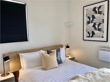 LakeLife Lake Front Apartment - Queenstown