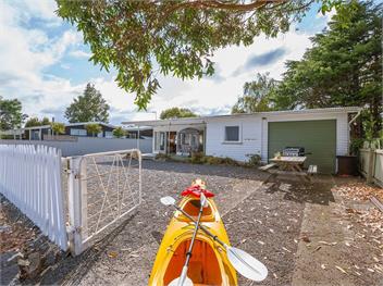 Lake Edge Cottage (Bachcare) - Waitahanui