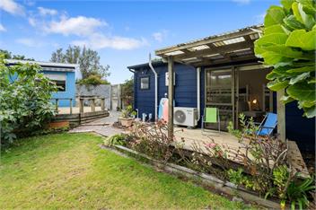 The Wee Blue Bach (Bachcare) - Waikanae Beach