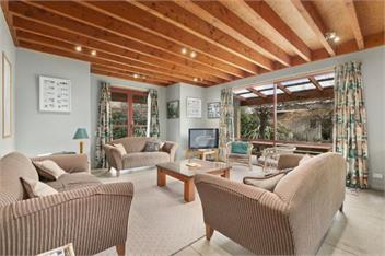 Great for families & groups, walk to town & lake - 