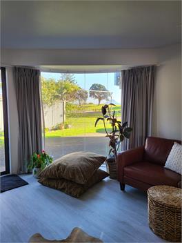BEACH HAVEN APARTMENT. No road to cross to the beach. - 